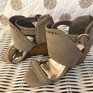 NWOT CARLOS Grey Suede Wedge Stacked Heel Sandals 5.5